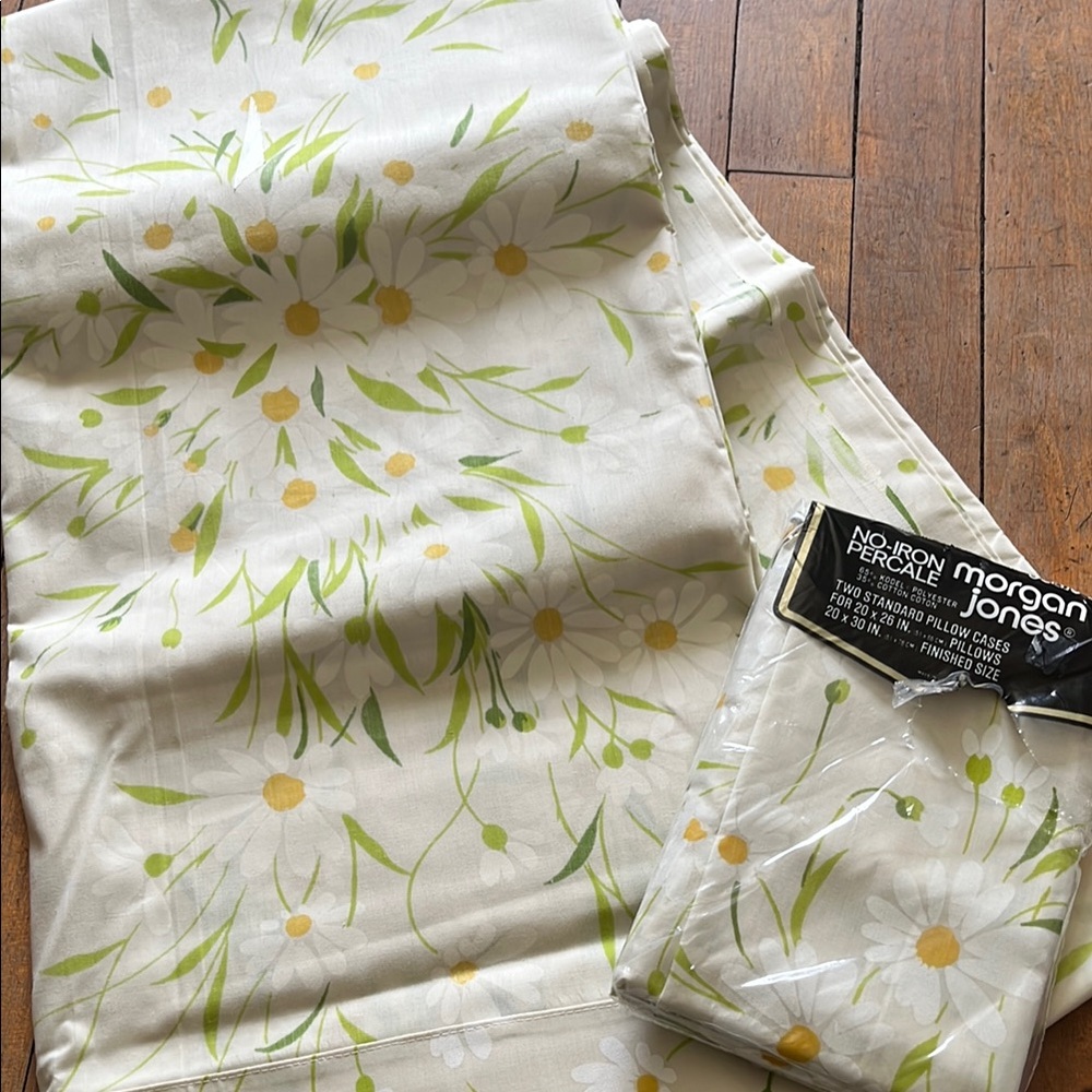 Morgan Jones No-Iron Percale Pillowcases - Cream Daisy & Green Stem Print